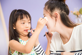 妈妈与女儿在化妆