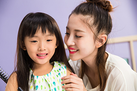 妈妈与女儿在化妆