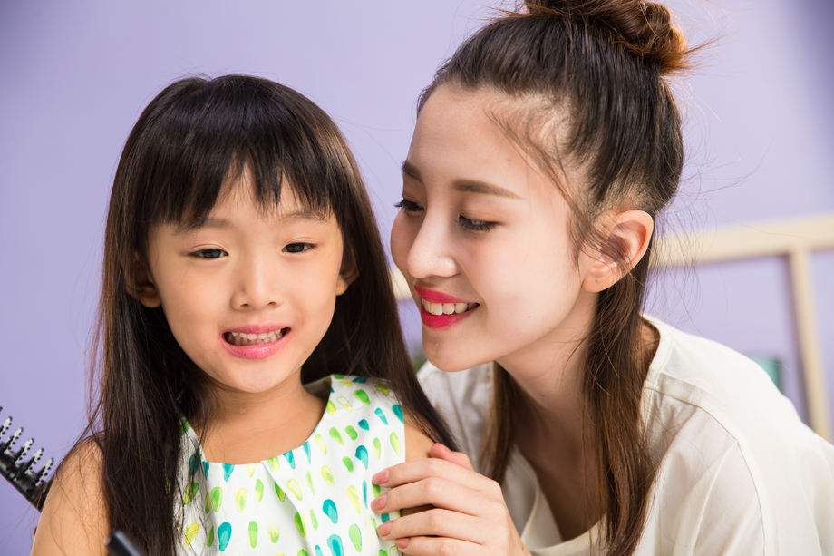 妈妈与女儿在化妆 妈妈与女儿在化妆