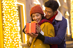 青年情侣拿着礼物