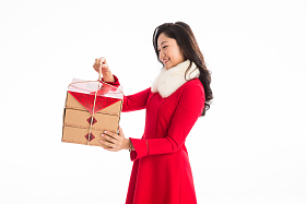 青年女人新年拿礼品盒图片