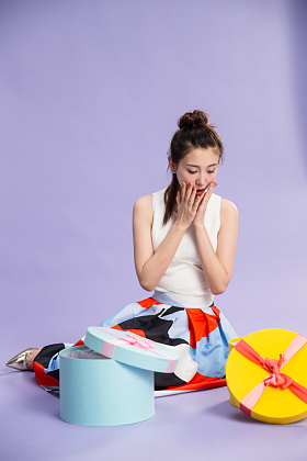 青年女人打开礼品盒