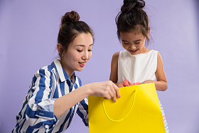 时尚的母女购物