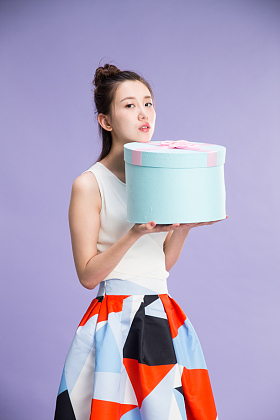 青年女人打开礼品盒