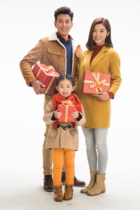 快乐家庭拿着礼物