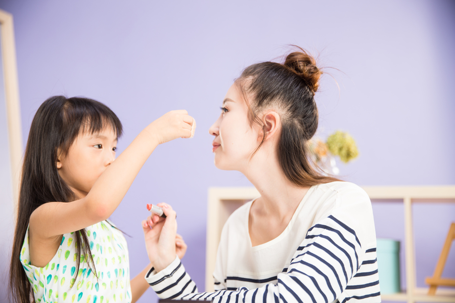 妈妈与女儿在化妆