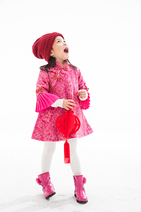 可爱的小女孩拿着灯