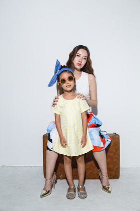 打扮时尚的母女照片