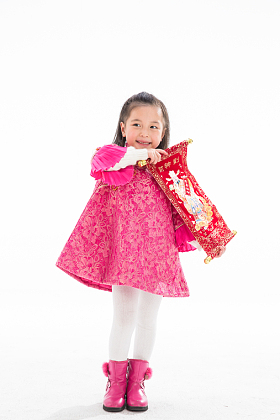 可爱的小女孩拿着财神爷图片