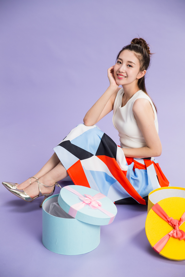 青年女人打开礼品盒图片 青年女人打开礼品盒图片