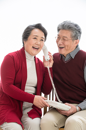 老年夫妇过新年