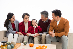 幸福家庭打电话拜年图片