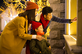 快乐家庭节日购物照片