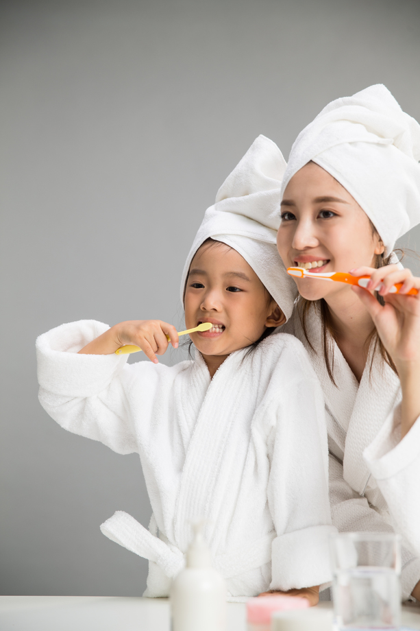 穿着浴袍的母女刷牙 穿着浴袍的母女刷牙