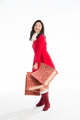 青年女人新年购物