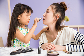 妈妈与女儿在化妆