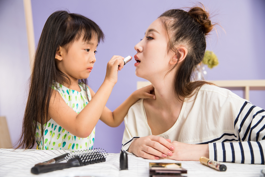 妈妈与女儿在化妆 妈妈与女儿在化妆
