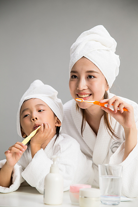 穿着浴袍的母女刷牙