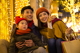 快乐家庭节日购物照片