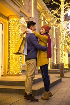 快乐情侣逛街购物