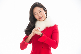 青年女人庆祝新年图片