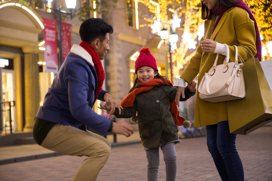 快乐家庭节日购物照片