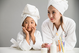 穿着浴袍的母女