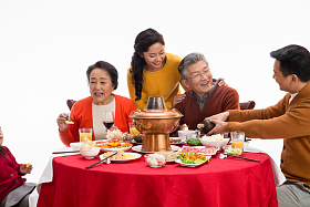 幸福家庭过年吃团圆饭照片