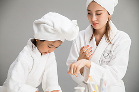 穿着浴袍的母女