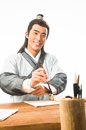 书生正在书写图片