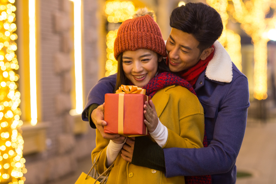 青年情侣拿着礼物 青年情侣拿着礼物