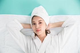 青年女人美容图片