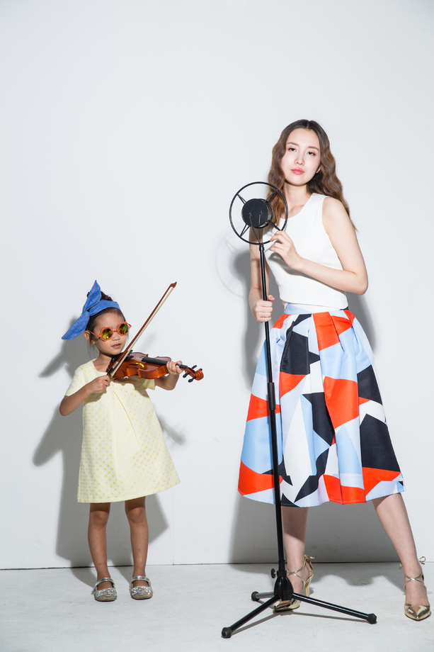 小女孩和妈妈拉小提琴图片 小女孩和妈妈拉小提琴图片