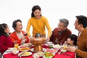 幸福家庭过年吃团圆饭图片