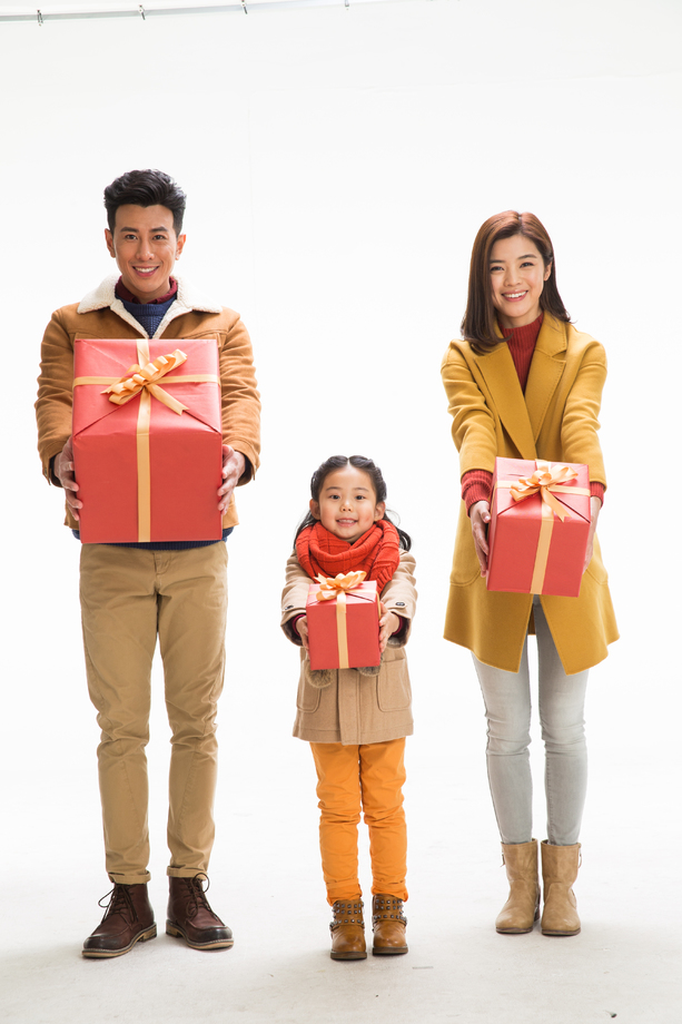 快乐家庭拿着礼物 快乐家庭拿着礼物