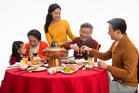 幸福家庭过年吃团圆饭照片
