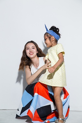 打扮时尚的母女