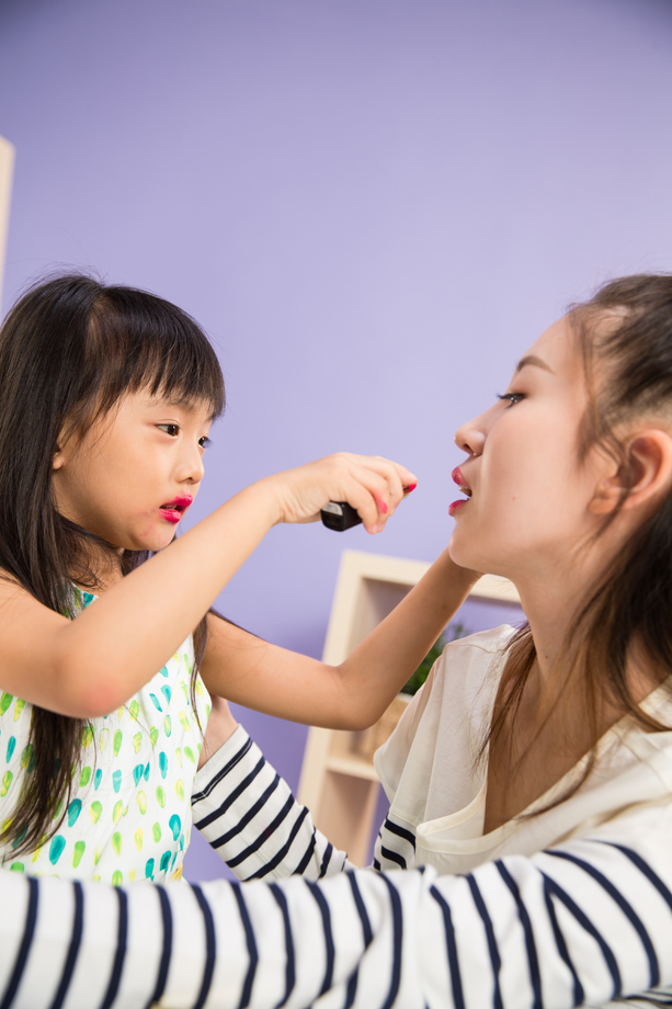 妈妈与女儿在化妆 妈妈与女儿在化妆