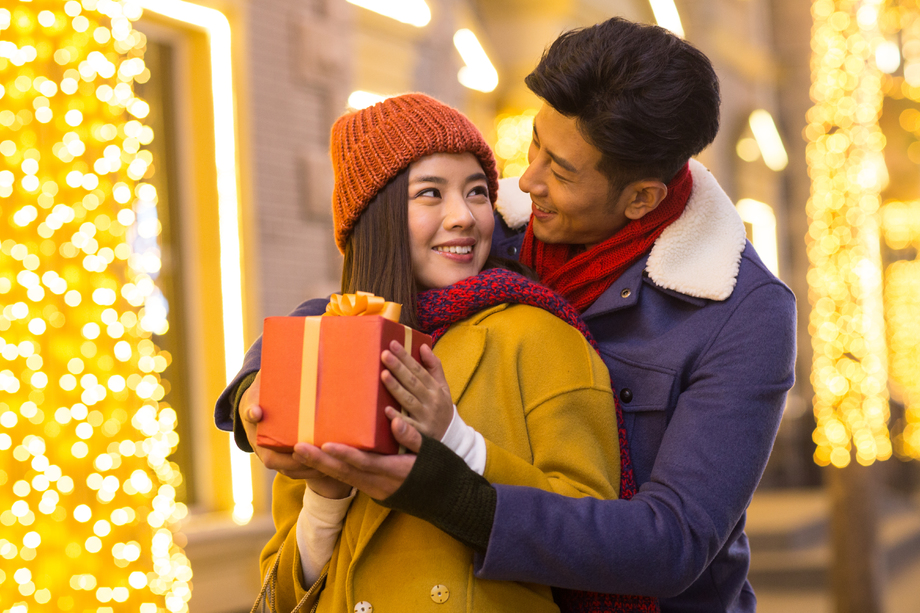 青年情侣拿着礼物 青年情侣拿着礼物