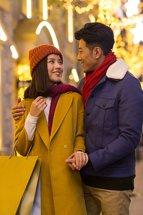 快乐情侣逛街购物