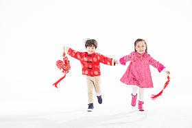 可爱的孩子庆祝新年图片