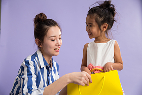 时尚的母女购物