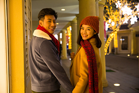 青年情侣逛街购物照片