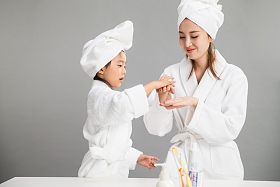 穿着浴袍的母女