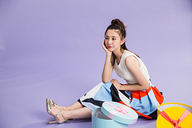 青年女人打开礼品盒图片