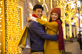 快乐情侣逛街购物