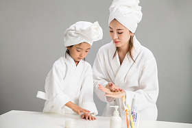 穿着浴袍的母女