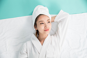 青年女人美容