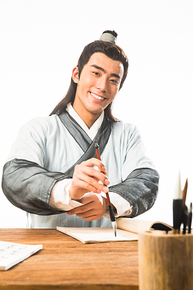 书生正在书写图片