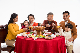 幸福家庭过年吃团圆饭照片